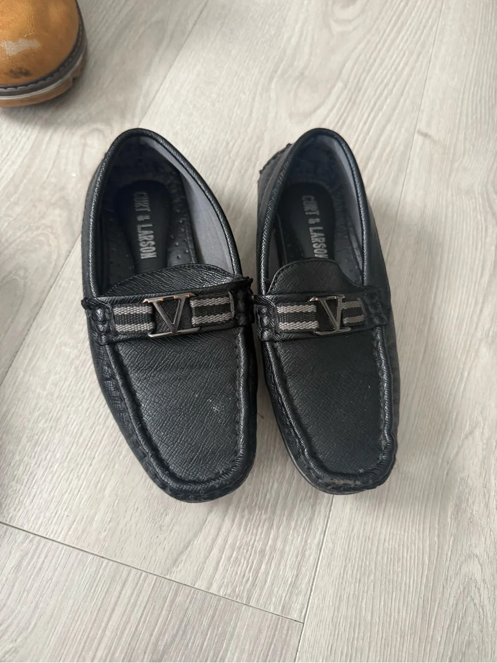 Boy’s shoes size 13